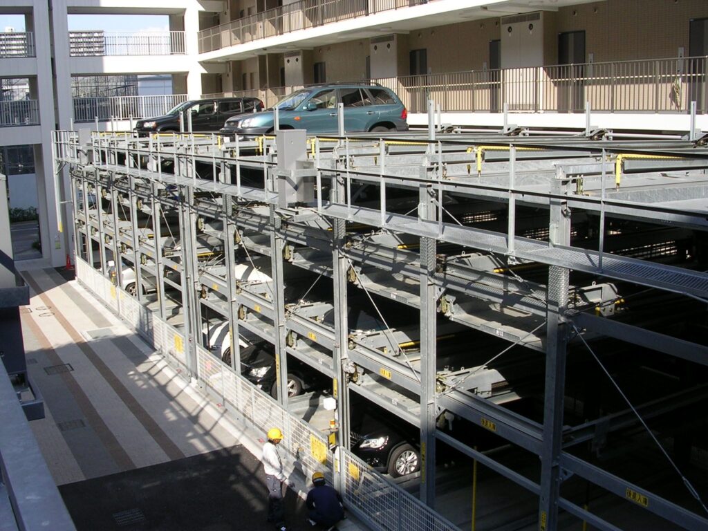 機械式立体駐車場の様子