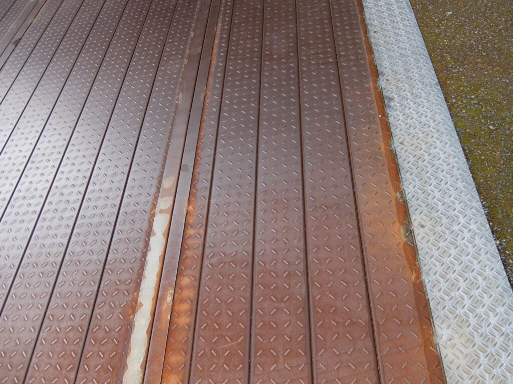 サビが生じている鋼製平面