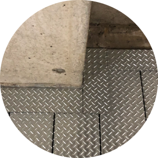 鋼製平面が柱を避けて綺麗に施工されている様子