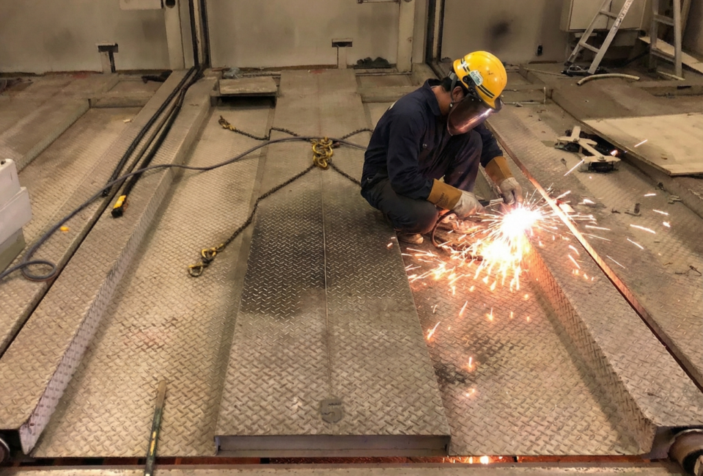 機械式駐車場を溶断で分解している様子