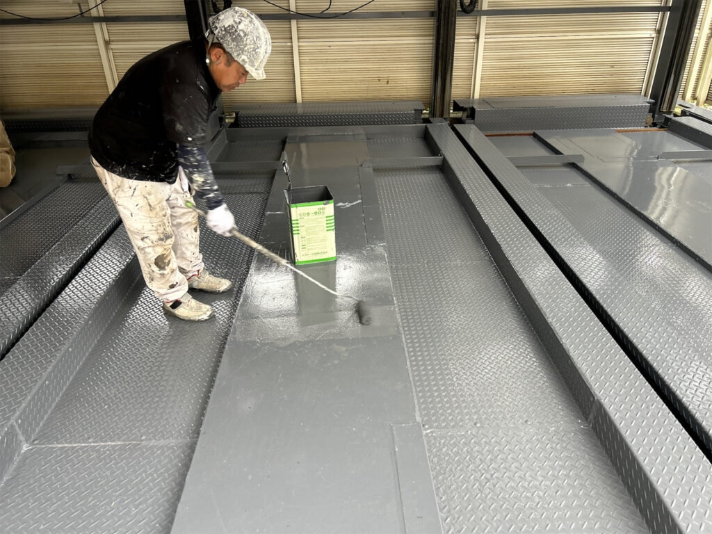 パレットを塗装している様子