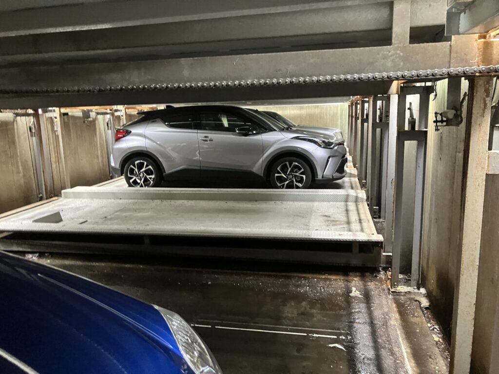 地下ピット式の機械式駐車場