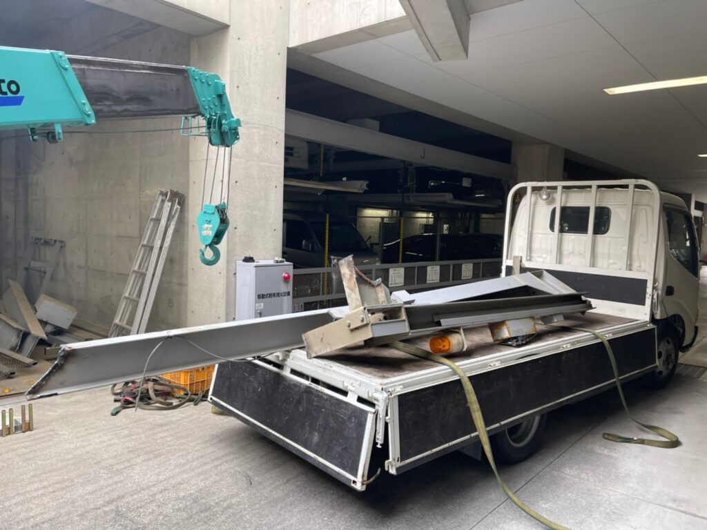 切断された機械式駐車場設備をトラックに積み込み