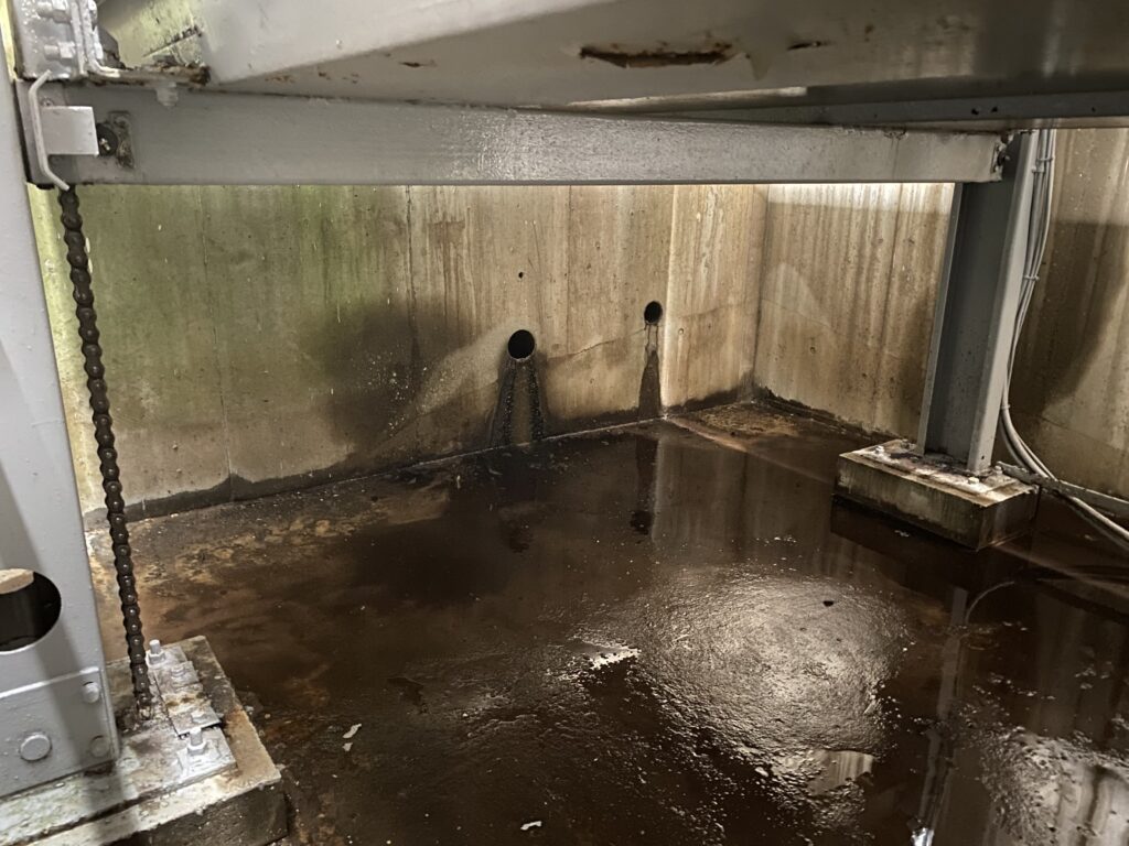 機械式駐車場の地下ピット内が浸水