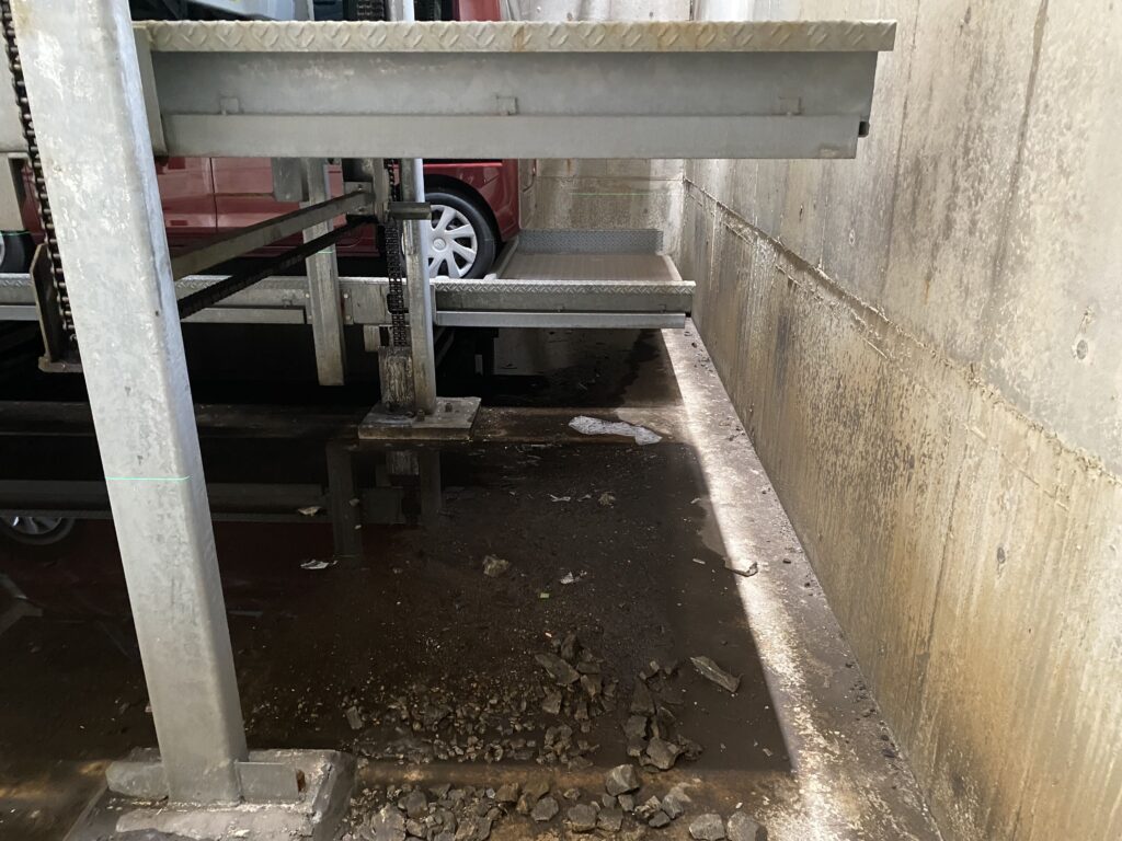 機械式駐車場の地下が濡れてる様子