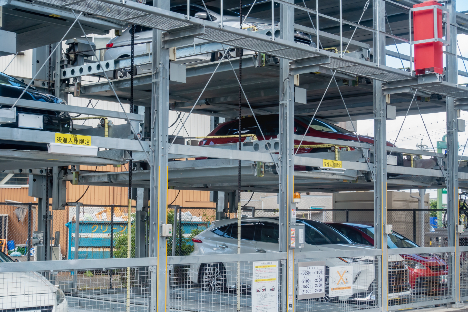 昇降横行式機械式立体駐車場（パズル式）の様子