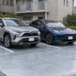 鋼製平面化した駐車場にSUVとEVが並ぶイメージ