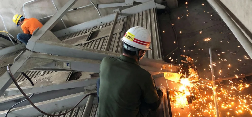 機械式駐車場を溶断して解体している様子