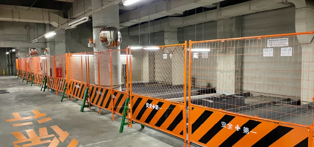 解体前に機械式駐車場をフェンスで囲んでいる様子