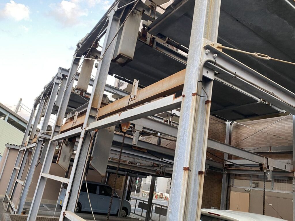 老朽化した機械式駐車場の全景写真