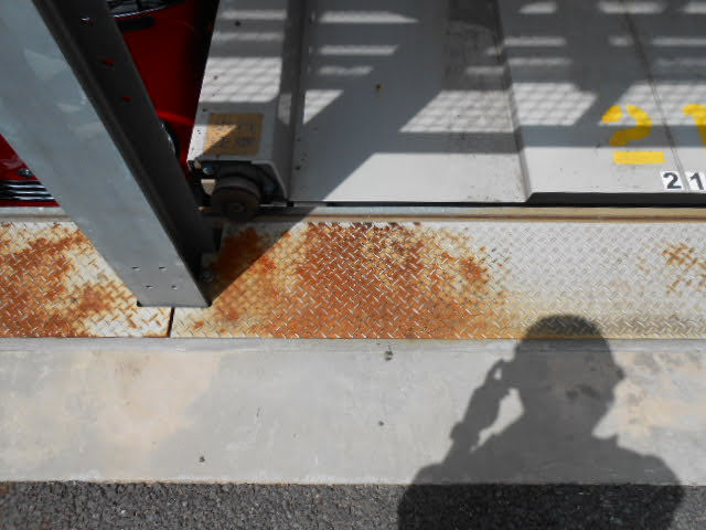 錆びたパレットや劣化した部品のアップ