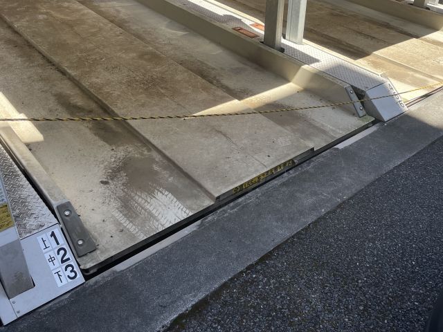 空のパレットが並んでいる写真