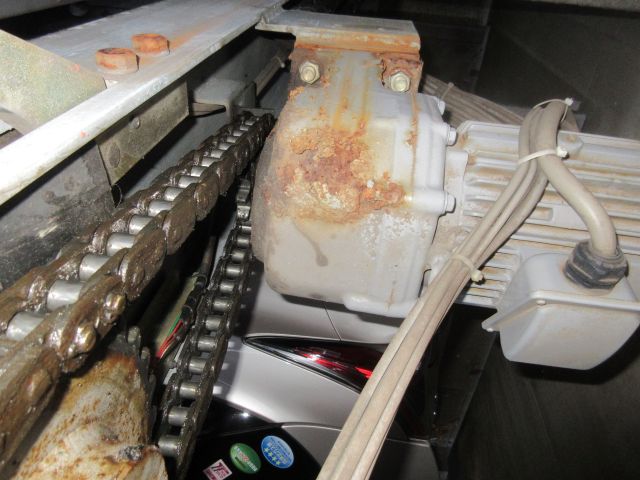 老朽化が進んだ設備の写真（チェーン、モーター、制御盤など）