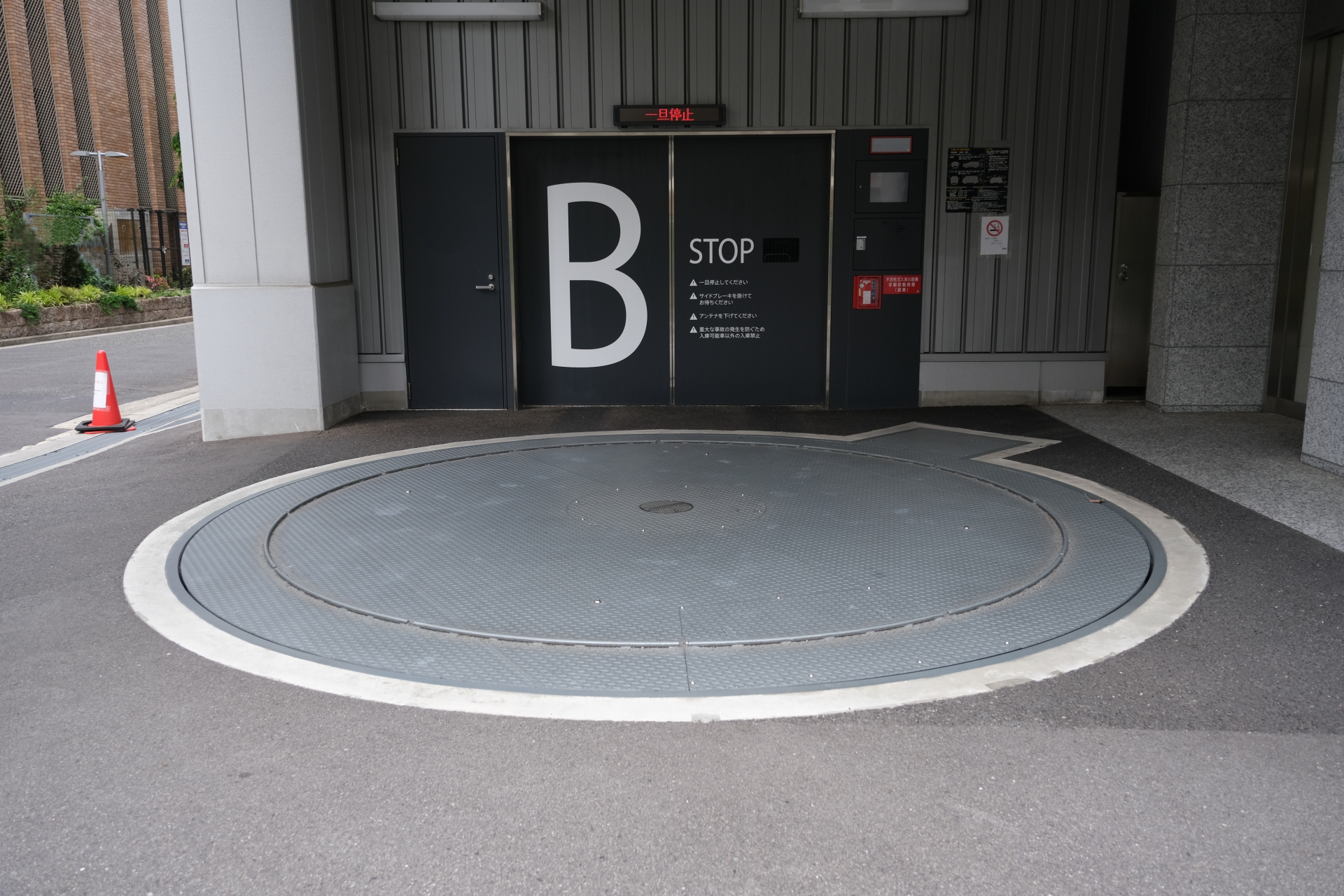 タワーパーキングの前のターンテーブルの様子